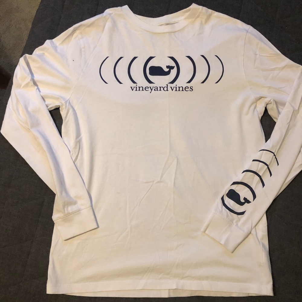 Vineyard Vines white tshirt.